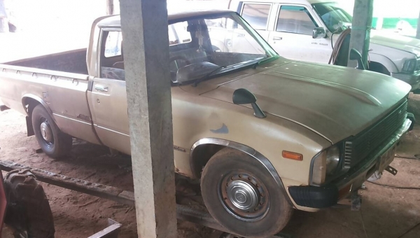 TOYOTA HILUX LN40 รุ่นม้ากระโดด สภาพดีพร้อมใช้งาน เครื่องแห้งแรงดี ภายในคอนโซลอยู่ครบ บอดี้ตัวถังภายนอกรถสวยไม่มีผุกร่อน กระบะพื้นมีผุบ้างเล็กน้อย ช่วงล่างคัชซีสวยไม่มีผุเลย ยางสภาพดี 4 เส้นประมาณ 60\% พร้อมใช้งาน เอกสารทะเบียนครบพร้อม ราคาต่อรองได้ครับ