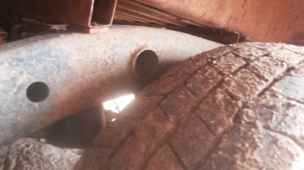 TOYOTA HILUX LN40 รุ่นม้ากระโดด สภาพดีพร้อมใช้งาน เครื่องแห้งแรงดี ภายในคอนโซลอยู่ครบ บอดี้ตัวถังภายนอกรถสวยไม่มีผุกร่อน กระบะพื้นมีผุบ้างเล็กน้อย ช่วงล่างคัชซีสวยไม่มีผุเลย ยางสภาพดี 4 เส้นประมาณ 60\% พร้อมใช้งาน เอกสารทะเบียนครบพร้อม ราคาต่อรองได้ครับ