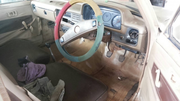 TOYOTA HILUX LN40 รุ่นม้ากระโดด สภาพดีพร้อมใช้งาน เครื่องแห้งแรงดี ภายในคอนโซลอยู่ครบ บอดี้ตัวถังภายนอกรถสวยไม่มีผุกร่อน กระบะพื้นมีผุบ้างเล็กน้อย ช่วงล่างคัชซีสวยไม่มีผุเลย ยางสภาพดี 4 เส้นประมาณ 60\% พร้อมใช้งาน เอกสารทะเบียนครบพร้อม ราคาต่อรองได้ครับ