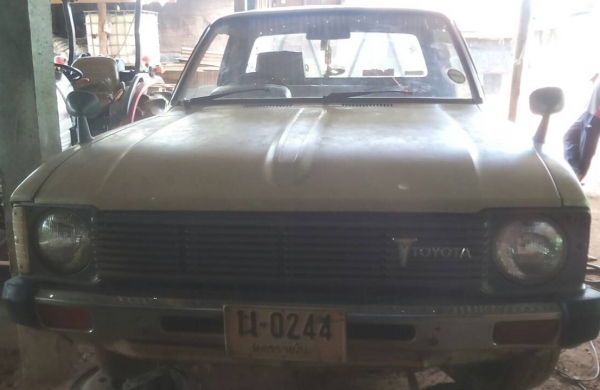 TOYOTA HILUX LN40 รุ่นม้ากระโดด สภาพดีพร้อมใช้งาน เครื่องแห้งแรงดี ภายในคอนโซลอยู่ครบ บอดี้ตัวถังภายนอกรถสวยไม่มีผุกร่อน กระบะพื้นมีผุบ้างเล็กน้อย ช่วงล่างคัชซีสวยไม่มีผุเลย ยางสภาพดี 4 เส้นประมาณ 60\% พร้อมใช้งาน เอกสารทะเบียนครบพร้อม ราคาต่อรองได้ครับ