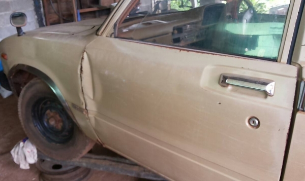 TOYOTA HILUX LN40 รุ่นม้ากระโดด สภาพดีพร้อมใช้งาน เครื่องแห้งแรงดี ภายในคอนโซลอยู่ครบ บอดี้ตัวถังภายนอกรถสวยไม่มีผุกร่อน กระบะพื้นมีผุบ้างเล็กน้อย ช่วงล่างคัชซีสวยไม่มีผุเลย ยางสภาพดี 4 เส้นประมาณ 60\% พร้อมใช้งาน เอกสารทะเบียนครบพร้อม ราคาต่อรองได้ครับ