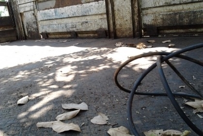 HINO KR 320 - 150 HP EH100 กระบะเหล็กคอกสูงเกษตรความยาว 5.80 เมตรสภาพสวยฝาข้างเปิดระบายได้ เครื่องแน่นแรงดี ภายในเก๋งคอนโซลครบพร้อม พวงมาลัยเพาเวอร์ ช่วงล่างใหญ่คัชซีสวยไม่มีแตกไม่มีดาม ยาง 9.00 ขอบ 20 สภาพดี 70\% พร้อมบรรทุกพร้อมใช้งาน เอกสารทะเบียนครบพร้