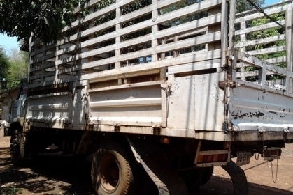 HINO KR 320 - 150 HP EH100 กระบะเหล็กคอกสูงเกษตรความยาว 5.80 เมตรสภาพสวยฝาข้างเปิดระบายได้ เครื่องแน่นแรงดี ภายในเก๋งคอนโซลครบพร้อม พวงมาลัยเพาเวอร์ ช่วงล่างใหญ่คัชซีสวยไม่มีแตกไม่มีดาม ยาง 9.00 ขอบ 20 สภาพดี 70\% พร้อมบรรทุกพร้อมใช้งาน เอกสารทะเบียนครบพร้