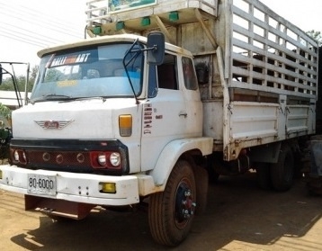 HINO KR 320 - 150 HP EH100 กระบะเหล็กคอกสูงเกษตรความยาว 5.80 เมตรสภาพสวยฝาข้างเปิดระบายได้ เครื่องแน่นแรงดี ภายในเก๋งคอนโซลครบพร้อม พวงมาลัยเพาเวอร์ ช่วงล่างใหญ่คัชซีสวยไม่มีแตกไม่มีดาม ยาง 9.00 ขอบ 20 สภาพดี 70\% พร้อมบรรทุกพร้อมใช้งาน เอกสารทะเบียนครบพร้