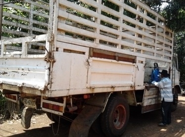 HINO KR 320 - 150 HP EH100 กระบะเหล็กคอกสูงเกษตรความยาว 5.80 เมตรสภาพสวยฝาข้างเปิดระบายได้ เครื่องแน่นแรงดี ภายในเก๋งคอนโซลครบพร้อม พวงมาลัยเพาเวอร์ ช่วงล่างใหญ่คัชซีสวยไม่มีแตกไม่มีดาม ยาง 9.00 ขอบ 20 สภาพดี 70\% พร้อมบรรทุกพร้อมใช้งาน เอกสารทะเบียนครบพร้