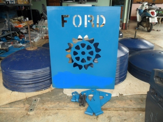 ขาย หน้ากากกันกระบอกดันหน้า รถไถฟอร์ด เหล็กหนาๆดามหลังเพิ่มความแข็งแรง เจาะลายด้วยเครื่องคอม ชุดละ3500บาท