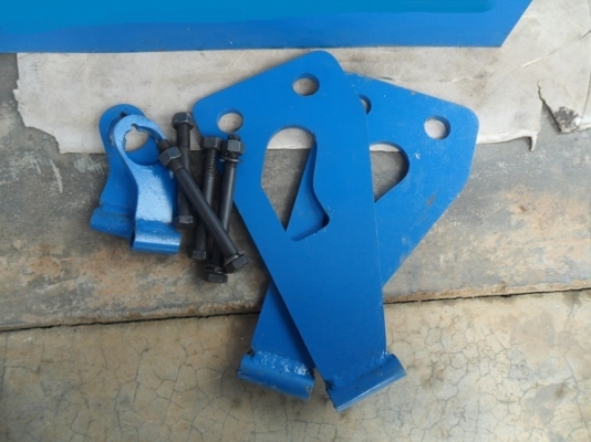 ขาย หน้ากากกันกระบอกดันหน้า รถไถฟอร์ด เหล็กหนาๆดามหลังเพิ่มความแข็งแรง เจาะลายด้วยเครื่องคอม ชุดละ3500บาท