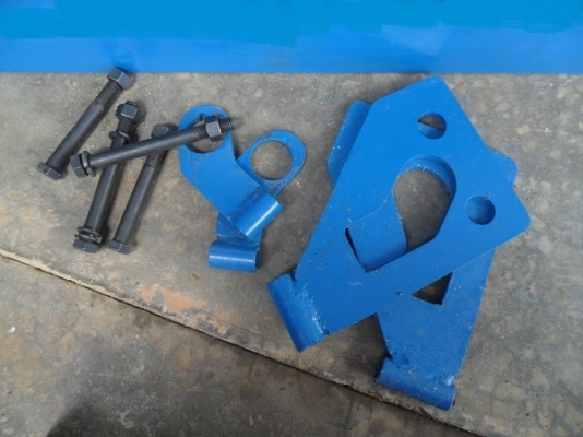 ขาย หน้ากากกันกระบอกดันหน้า รถไถฟอร์ด เหล็กหนาๆดามหลังเพิ่มความแข็งแรง เจาะลายด้วยเครื่องคอม ชุดละ3500บาท