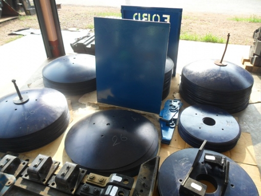 ขาย หน้ากากกันกระบอกดันหน้า รถไถฟอร์ด เหล็กหนาๆดามหลังเพิ่มความแข็งแรง เจาะลายด้วยเครื่องคอม ชุดละ3500บาท