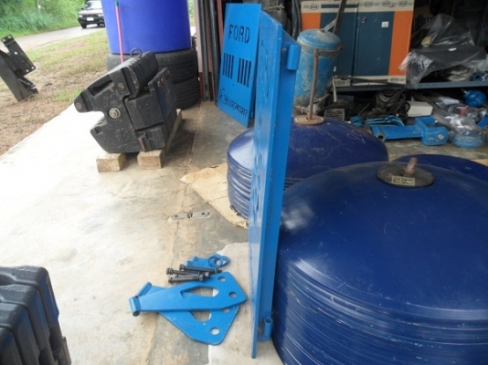 ขาย หน้ากากกันกระบอกดันหน้า รถไถฟอร์ด เหล็กหนาๆดามหลังเพิ่มความแข็งแรง เจาะลายด้วยเครื่องคอม ชุดละ3500บาท