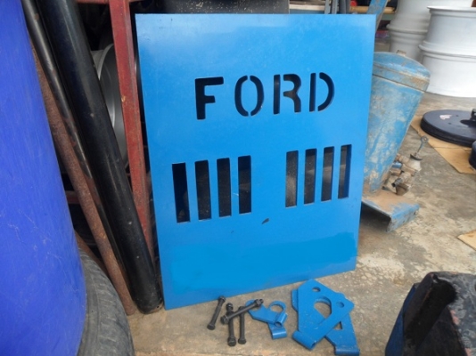 ขาย หน้ากากกันกระบอกดันหน้า รถไถฟอร์ด เหล็กหนาๆดามหลังเพิ่มความแข็งแรง เจาะลายด้วยเครื่องคอม ชุดละ3500บาท