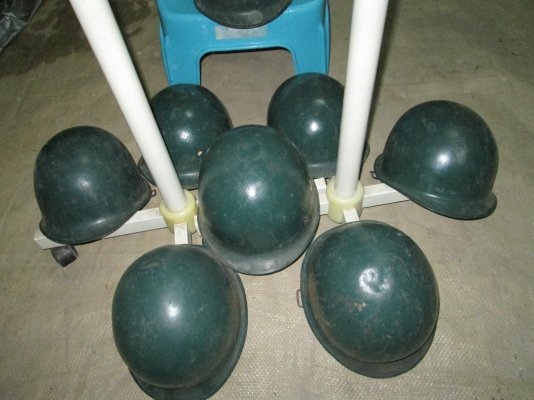 เหลือ 6 ใบหมวกเหล็กทหารแท้ครับ มีแค่10ใบ ประมูลจากค่ายใบละ400บาท