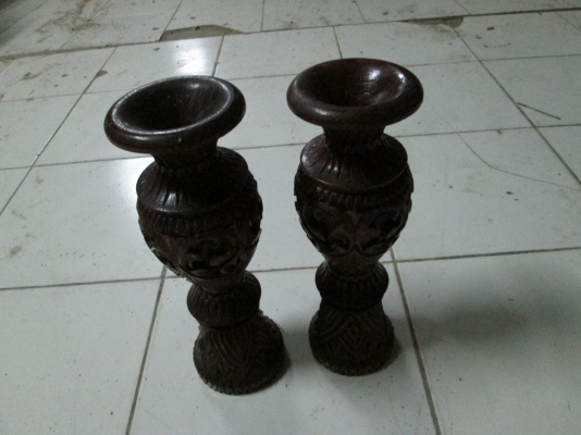 แจกัน    ไม้แกะลาย   สวยงามมากครับ    มี 1 คู่  ราคา 400บาท