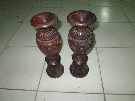 แจกัน    ไม้แกะลาย   สวยงามมากครับ    มี 1 คู่  ราคา 400บาท