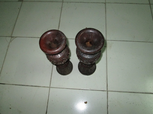 แจกัน    ไม้แกะลาย   สวยงามมากครับ    มี 1 คู่  ราคา 400บาท