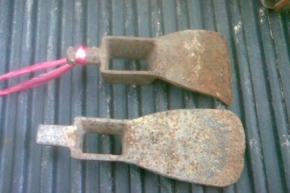 เหมาจอบขุดเรือเนื้อเหล็กดครับรุ่นเก่าเมื่อ 30 กว่าปีที่แล้วครับ สนิมบางๆครับหายากครับเนื้อเหล็กงานเก่า ไว้ใช้ขุดเรือไม้บางคนเรียกขวานขุดครับน่าสะสมครับ