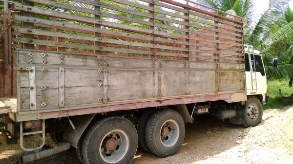 10ล้อรั้วไม้มะค่า1เพลาFN215Kเครื่อง165แรงสภาพยังสวย...พร้อมใช้..