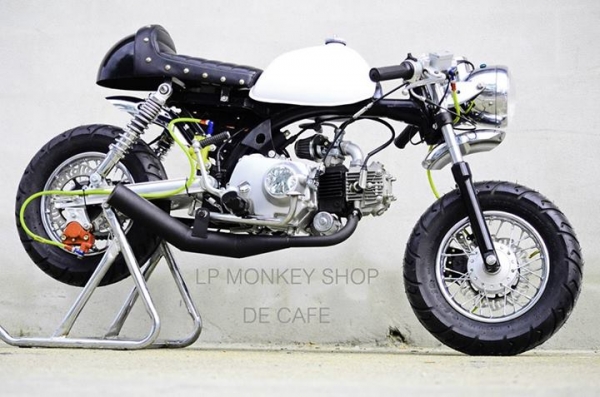 เครื่อง 110 cc  ล้อ ซี่ลวด 10 นิ้ว  สวิงอาม TAKEKAWA +10 เบาะ ตูดมด ถังมะละกอ ท่อ OLD SCHOOL ปั้มเบรก BREMBO หน้าหลัง สายถักเบรก หน้าหลัง แฮนด์จับโช็ค