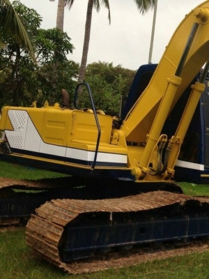 KOBELCO MARK III SK-120 ไฟฟ้าหน้าจอครบ ภายในเก๋งสวยสะอาด แอร์เย็น เครื่องแห้งแรงดีเดิมๆปั๊มเดิมไม่มีเยิ้มเลยทำงานเร็วจัดไม่มีโหลด ภายนอกบอดี้สวยรอบคัน บูมอาร์มไม่มีปะไม่มีดาม ช่วงล่างโรลเลอร์ โซ่บูทใบแทรกสภาพดี 70\% พร้อมใช้งาน เอกสารเล่มทะเบียนครบ ราคาต่อ