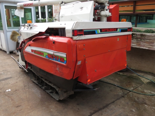 รถเกี่ยวข้าวพร้อมนวด มิตซู 17 แรง รถสวย พร้อมใช้งาน รถเกี่ยวข้าวพร้อมนวด มิตซู 17 แรง รถสวย พร้อมใช้งาน