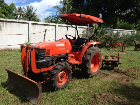 ขายด่วนรถไถคูโบต้าL3408 มีภาพวีโอ พร้อมอุปกรณ์ 4 รายการ ใบมีดดันดินหน้าและ ผานหลังมี 3 ชุด ทะเบียนปี