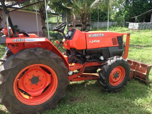 ขายด่วนรถไถคูโบต้าL3408 มีภาพวีโอ พร้อมอุปกรณ์ 4 รายการ ใบมีดดันดินหน้าและ ผานหลังมี 3 ชุด ทะเบียนปี