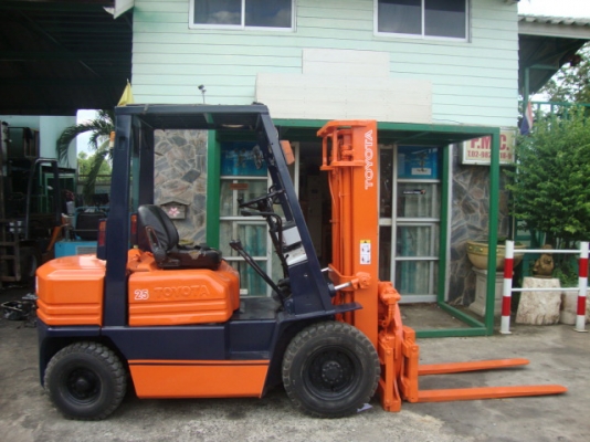 ขายด่วน !!!  ขายรถโฟล์คลิฟท์  TOYOTA  5FD25  (รถนอกนำเข้า  สภาพพร้อมใช้  พร้อมส่ง)  เครื่องยนต์ดีเซล  เกียร์ธรรมดา  เสาสูง  3  เมตร  งา 1,070  มม.  ยางลม  4  ล้อ