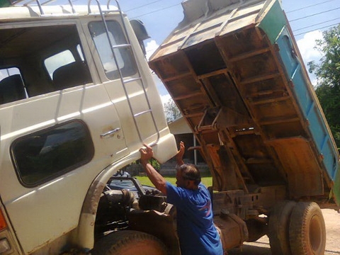 ขายรถดัมพ์ HINO หัว  เรนเจอร์ลงเล่ม เครื่องดี คัสซีดี   เครื่อง HO7C  180 แรงม้า  เบรคลมดัน  6เกียร์ ยาง900/20 เฟืองท้ายใหญ่  พวงมาลัยพาวเวอร์ ดัมพ์ ยาว 3.70 เมตร  ยาง 900 -20 ทะเบียนพร้อม ราคาถูก มากกก 515000บาท