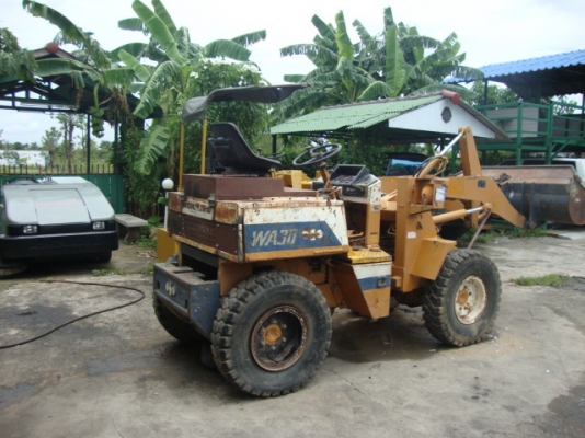 ขายด่วน !!!  รถ KOMATSU  WA 30-2   (เครื่องดี , เกียร์ดี)  เครื่องดีเซล 3 สูบ  ยางลม (ขายตามสภาพ)