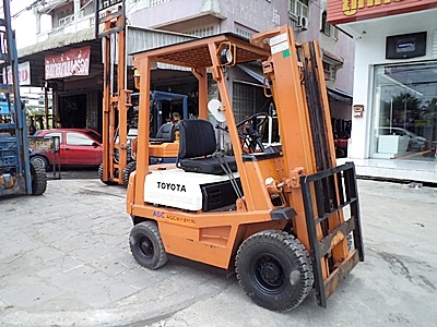 ขายรถยกโตโยต้า 1.5 ตัน  เครื่องเบนซิน กระบอกคู่ เสาสูง 3 เมตร พวงมาลัยเพาเว่อร์  สีเดิมจากนอก นำเข้าจากญี่ปุ่น ใช้งานได้ทันที