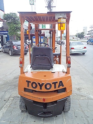 ขายรถยกโตโยต้า 1.5 ตัน  เครื่องเบนซิน กระบอกคู่ เสาสูง 3 เมตร พวงมาลัยเพาเว่อร์  สีเดิมจากนอก นำเข้าจากญี่ปุ่น ใช้งานได้ทันที