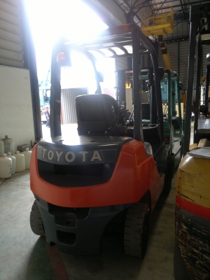 อยากขาย จะล้างสต็อกขายรถฟอร์คลีฟท์ TOYOTA 8FD20 เสา3เมตร ดีเซลออโต้ยางตันปี2012,1702 ชม.สภาพดีมากๆ รถนอกนำเข้า ติดต่อมานะ 085-9049669