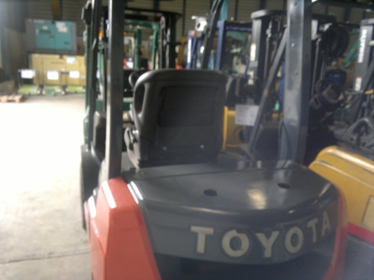 อยากขาย จะล้างสต็อกขายรถฟอร์คลีฟท์ TOYOTA 8FD20 เสา3เมตร ดีเซลออโต้ยางตันปี2012,1702 ชม.สภาพดีมากๆ รถนอกนำเข้า ติดต่อมานะ 085-9049669