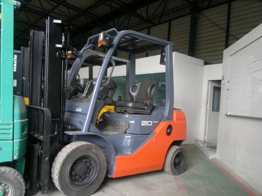 อยากขาย จะล้างสต็อกขายรถฟอร์คลีฟท์ TOYOTA 8FD20 เสา3เมตร ดีเซลออโต้ยางตันปี2012,1702 ชม.สภาพดีมากๆ รถนอกนำเข้า ติดต่อมานะ 085-9049669