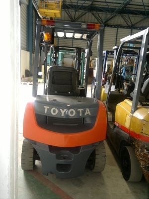 อยากขาย จะล้างสต็อกขายรถฟอร์คลีฟท์ TOYOTA 8FD20 เสา3เมตร ดีเซลออโต้ยางตันปี2012,1702 ชม.สภาพดีมากๆ รถนอกนำเข้า ติดต่อมานะ 085-9049669