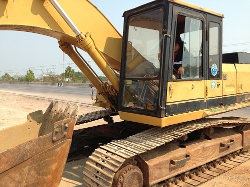 ขายรถแบคโฮ CAT E200B นำเข้าจากญี่ปุ่น มี VDO ครับ สภาพสวย คอนโทรลสั้น ติดต่อ 089-8368497/081-2990958