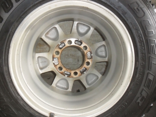 ล้อแม็ก 15นิ้ว6รู โตโยต้า พร้อมยาง 225/70R15 ปี09 สวยๆ 4 ล้อ ราคา 6700 บาท