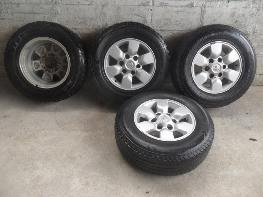 ล้อแม็ก 15นิ้ว6รู โตโยต้า พร้อมยาง 225/70R15 ปี09 สวยๆ 4 ล้อ ราคา 6700 บาท