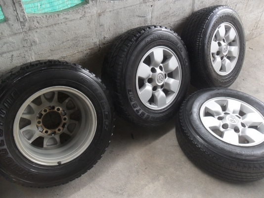 ล้อแม็ก 15นิ้ว6รู โตโยต้า พร้อมยาง 225/70R15 ปี09 สวยๆ 4 ล้อ ราคา 6700 บาท