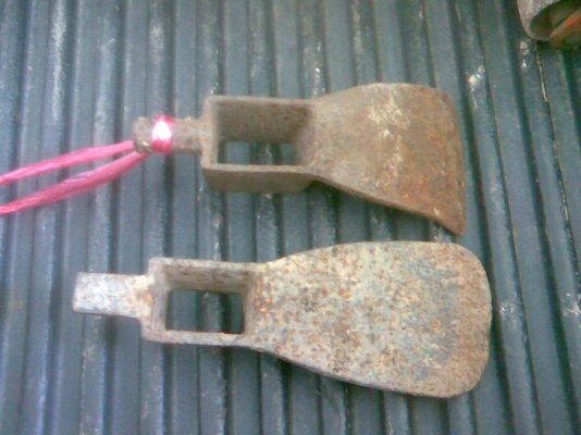 เหมาจอบขุดเรือเนื้อเหล็กดครับรุ่นเก่าเมื่อ 30 กว่าปีที่แล้วครับ สนิมบางๆครับหายากครับเนื้อเหล็กงานเก่า ไว้ใช้ขุดเรือไม้บางคนเรียกขวานขุดครับน่าสะสมครับ