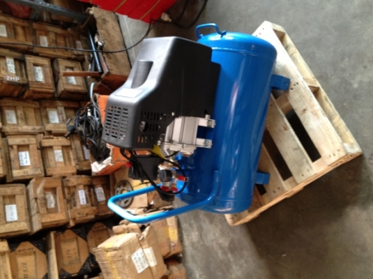 ปั้มลมโรตารี่ ถัง 50 ลิตร 2.5 แรง มีตำหนินิดหน่อย มอเตอร์ทองเเดงเเท้ ขาย 3,000 บาท 0818193515 (ของใหม่)