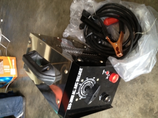 ตู้เชื่อม 200 แอมป์ 220V (ของใหม่) พร้อมอุปกรณ์ พร้อมใช้งาน 0818193515 ราคา 2,100