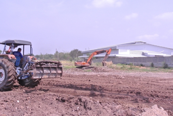 บริการให้เช่ารถแมคโครทำงาน รายวัน รายเดือน มีคนขับพร้อม รับเคลียลิ่ง ถมดิน รับเหมาถมที่ ทั่วชลบุรี โทรสอบถามได้ครับ