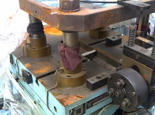 เครื่องปั๊มกดตัดหรือปั๊มชิ้นงานด้วย ไฮดรอลิค 4 เสา  มีช่องป้อนงานเข้าและชิ้นออกอัตโนมัต