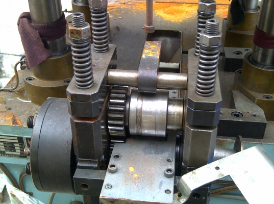 เครื่องปั๊มกดตัดหรือปั๊มชิ้นงานด้วย ไฮดรอลิค 4 เสา  มีช่องป้อนงานเข้าและชิ้นออกอัตโนมัต