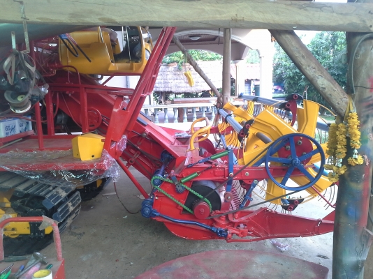 ขายแล้วครับ ไปเกี่ยวข้าวงามสุรินทร์  KM 48  12 (HT) นอก 235 แรง อุ้ม 2.5 ตัน หน้าเกี่ยว 3 เมตร รถใช้ได้เพราะทำใหม่หมดเลยครับ สนใจราคาต่อรองได้ครับ