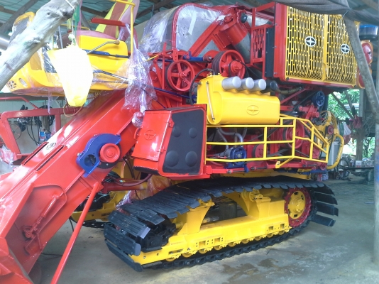 ขายแล้วครับ ไปเกี่ยวข้าวงามสุรินทร์  KM 48  12 (HT) นอก 235 แรง อุ้ม 2.5 ตัน หน้าเกี่ยว 3 เมตร รถใช้ได้เพราะทำใหม่หมดเลยครับ สนใจราคาต่อรองได้ครับ