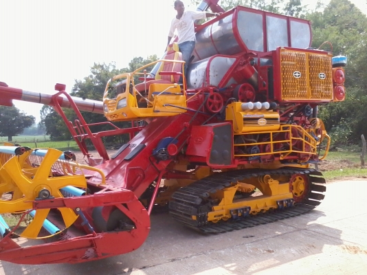 ขายแล้วครับ ไปเกี่ยวข้าวงามสุรินทร์  KM 48  12 (HT) นอก 235 แรง อุ้ม 2.5 ตัน หน้าเกี่ยว 3 เมตร รถใช้ได้เพราะทำใหม่หมดเลยครับ สนใจราคาต่อรองได้ครับ