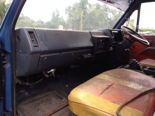 รถอีซูซุ 6 ล้อ ตู้เย็น เปลื่ยนเครื่อง 110 แรงม้า  สนใจติดต่อ 081 - 6079515