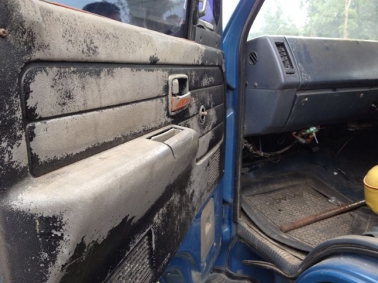 รถอีซูซุ 6 ล้อ ตู้เย็น เปลื่ยนเครื่อง 110 แรงม้า  สนใจติดต่อ 081 - 6079515